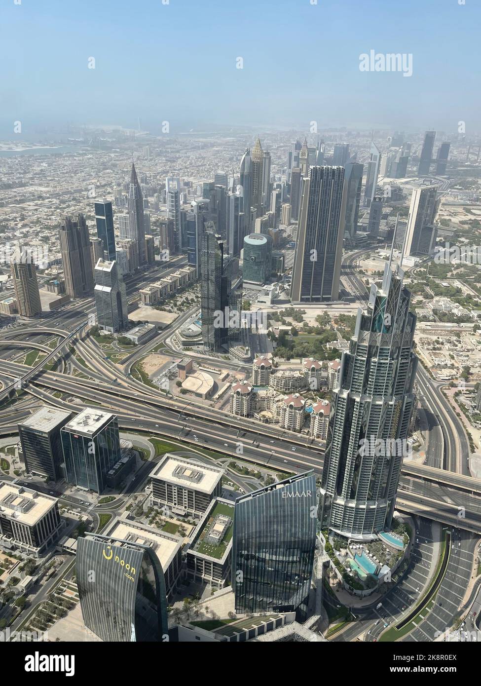I grattacieli di Dubai e il paesaggio urbano visto da Burj Khalifa Foto Stock