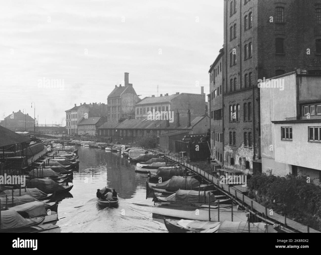 Oslo 1937. L'insediamento a Vaterland. Piccole barche sono ormeggiate, e la gente guida una barca sul fiume Akerselva verso il fiordo di Oslo. Foto: NTB / NTB Oslo 1937. Edifici nel Vaterland Distretto. Le barche sono ormeggiate e la gente sta guidando le loro barche sul fiume aker fuori della cima del fiordo di oslo. Foto: NTB/ NTB Foto Stock