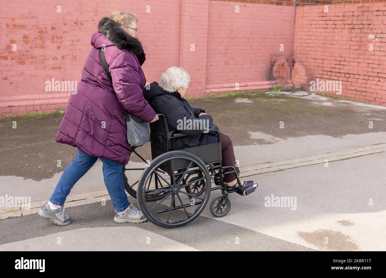 Blackpool, Regno Unito 15, ottobre 2022 donne che spingono una donna anziana in una sedia a rotelle Foto Stock