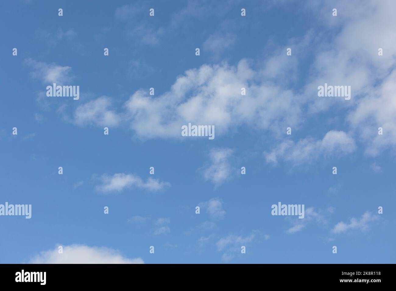 Il vasto cielo blu e le nuvole nel cielo Foto Stock