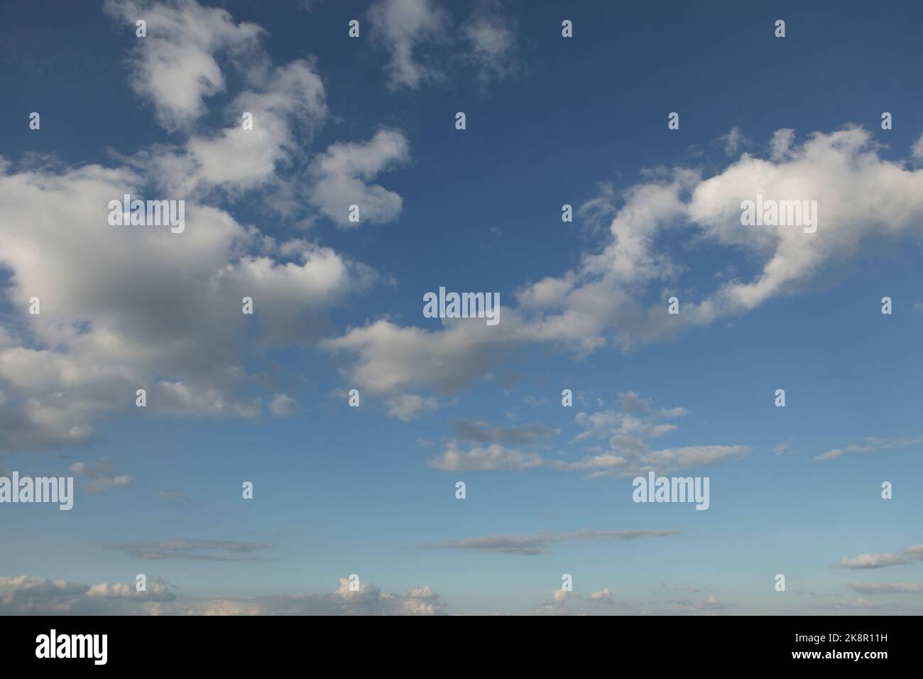 Il vasto cielo blu e le nuvole nel cielo Foto Stock