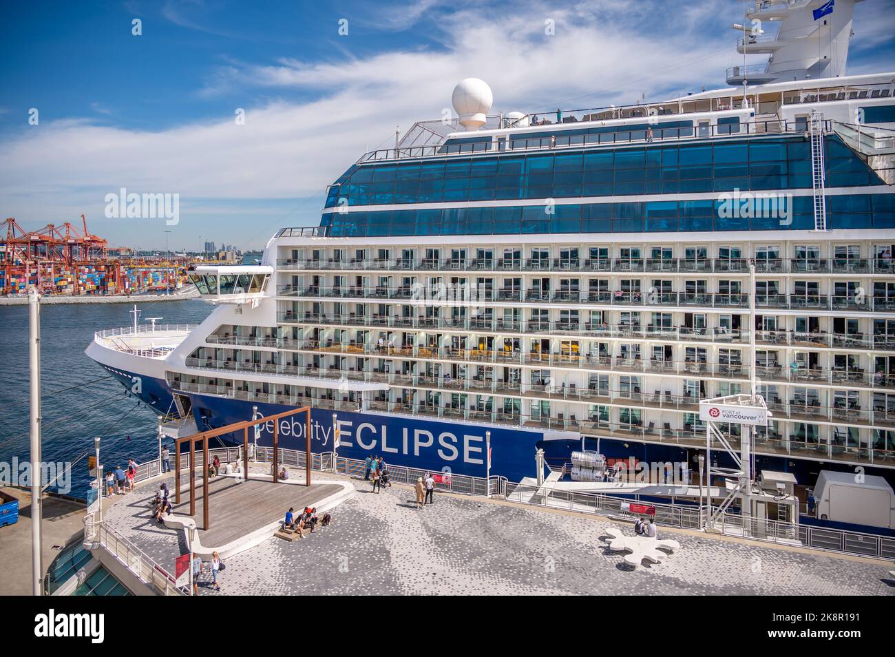 Vancouver, British Columbia - 24 luglio 2022: Nave da crociera Celebrity Eclipse ormeggiata al Canada Place nel Porto di Vancouver durante la stagione delle navi da crociera. Foto Stock