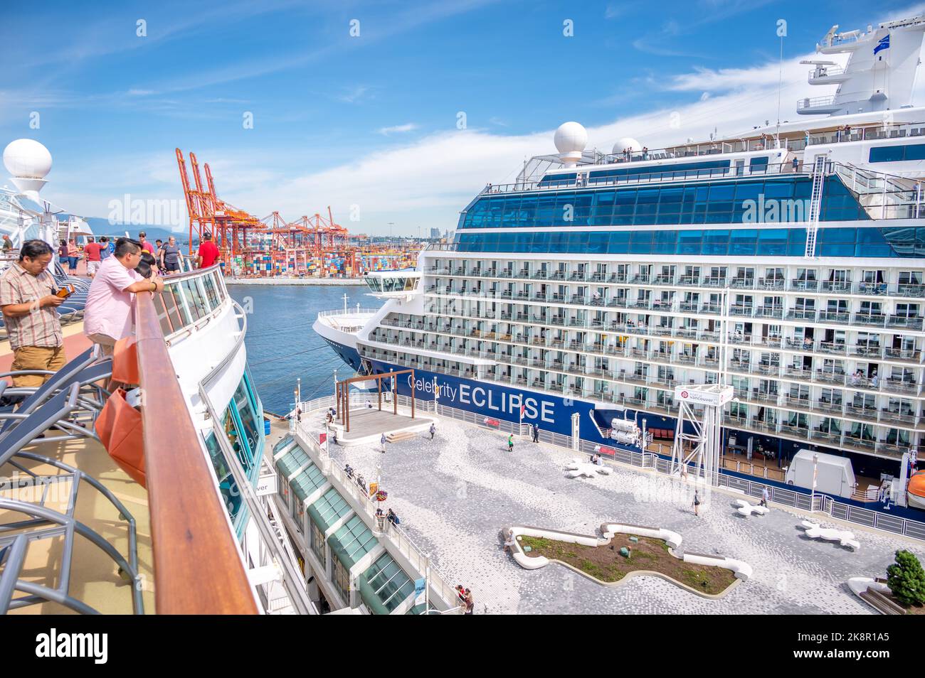Vancouver, British Columbia - 24 luglio 2022: Nave da crociera Celebrity Eclipse ormeggiata al Canada Place nel Porto di Vancouver durante la stagione delle navi da crociera. Foto Stock