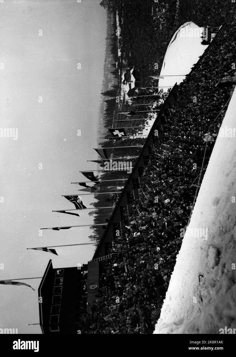 Olimpiadi invernali ad Oslo nel 1952. Holmenkollbakken. Oltre 150.000 sono arrivati alla gara di salto a Holmenkollen. Un disco del pubblico è stato stabilito con 104 102 spettatori paganti. Foto: Archivio Foto Stock