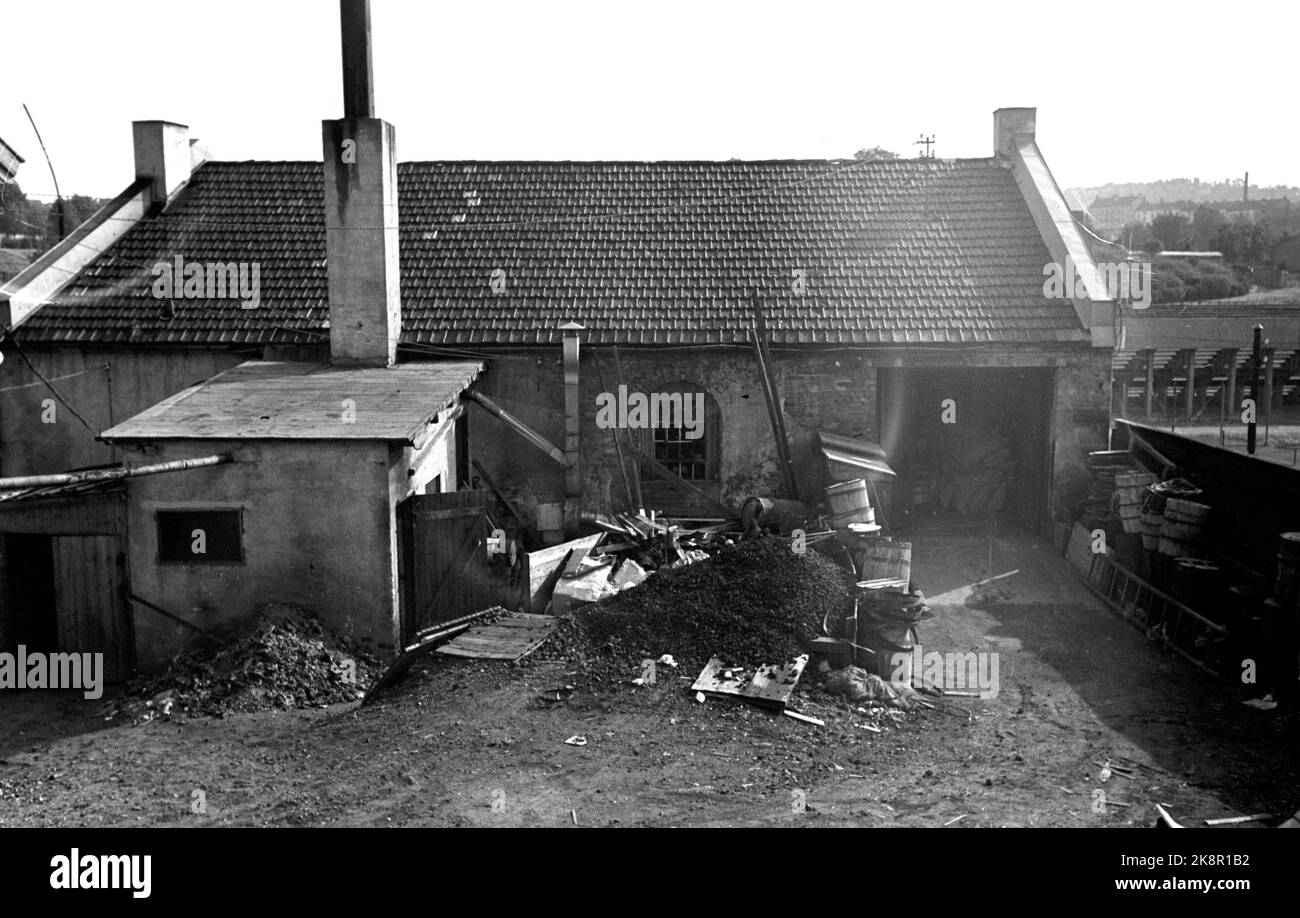 Oslo 19470912 da Hølandsgaten a Kampen. Cortile con rifiuti e rottami. Th. Tribuns e vista di un impianto sportivo Jordal campo sportivo. Foto: Swensson / NTB / NTB Foto Stock