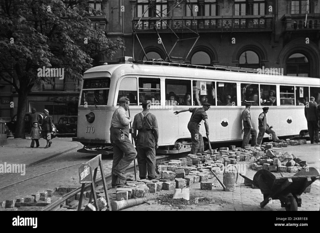 Oslo 6 maggio 1949. Un vecchio tram (Gullfisken) proviene da Akersgate e sta andando a passare Wessel posto, ma è rimasto perché pavimentazione nel luogo a sud di Storting. Trasporti pubblici. Foto: NTB / NTB Foto Stock