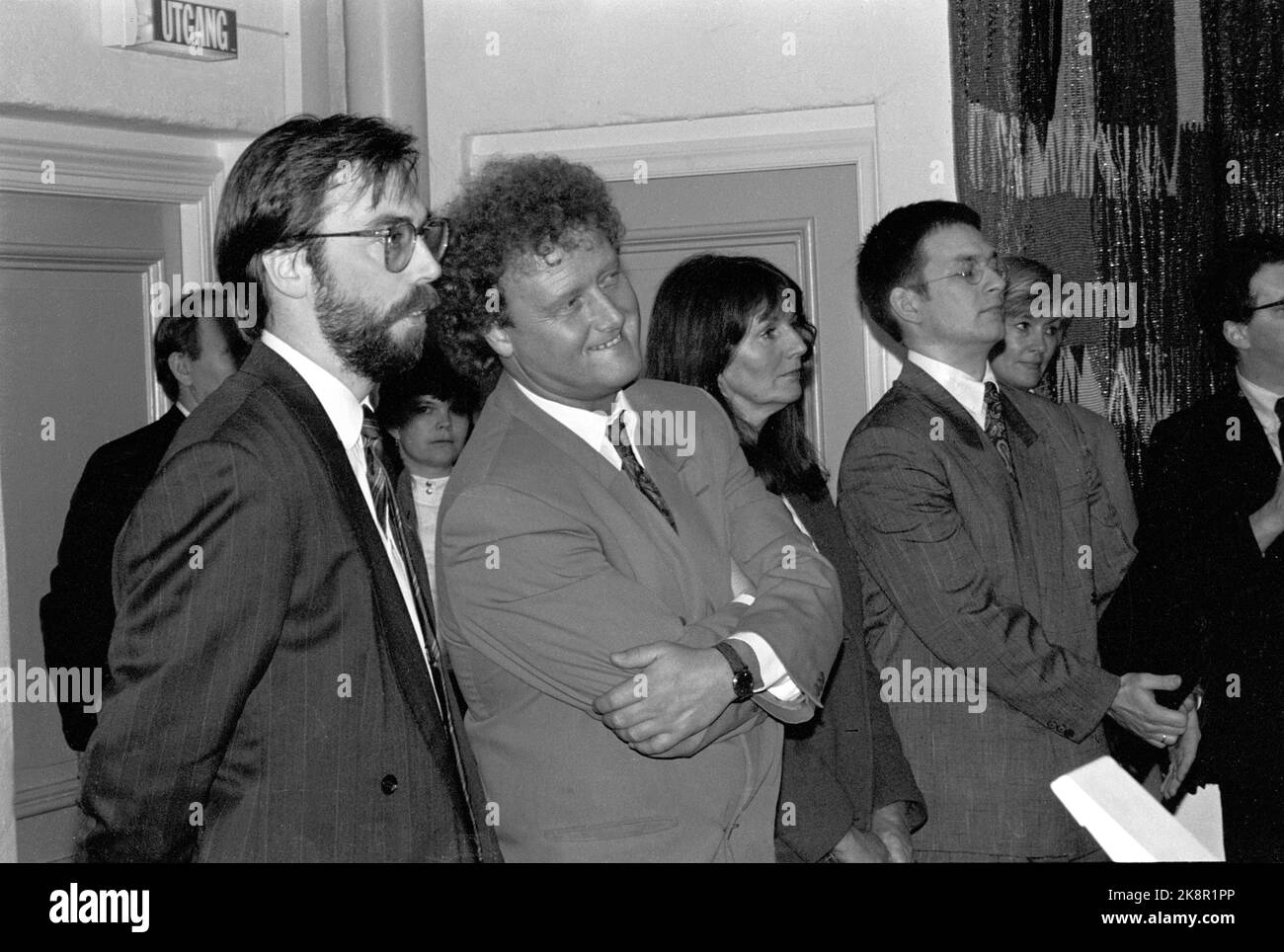 Oslo 19911129: TV2 AS riceve una licenza per gestire il nuovo canale televisivo, commerciale e nazionale in Norvegia. Immagine: Conferenza stampa su nuovi assunti nel nuovo canale televisivo. Foto: Da: Direttore finanziario Øivind Johannessen, direttore del programma Dan Børge Akerø, responsabile del personale e dell'amministrazione Inger Bjerkestrand, contatto per informazioni e comunità Harald Sigmund Strømme e segretario Torhild Berg. Foto: Torolf Engen Foto Stock