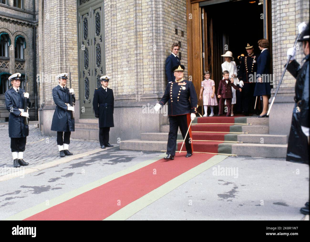 Oslo 19780702. Re Olav 75 anni. Re Olav lascia lo Storting dopo la ricezione in relazione all'anniversario. Sullo sfondo la Principessa della Corona Sonja e il Principe della Corona Harald con i bambini. Foto: Bjørn Sigurdsøn NTB / NTB Foto Stock