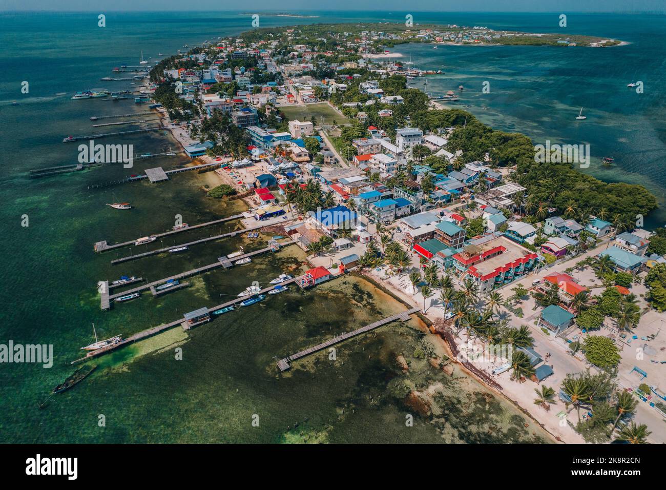 Una splendida vista aerea della Spalato in Caye Caulker, Belize con acqua turchese in una giornata di sole estate Foto Stock