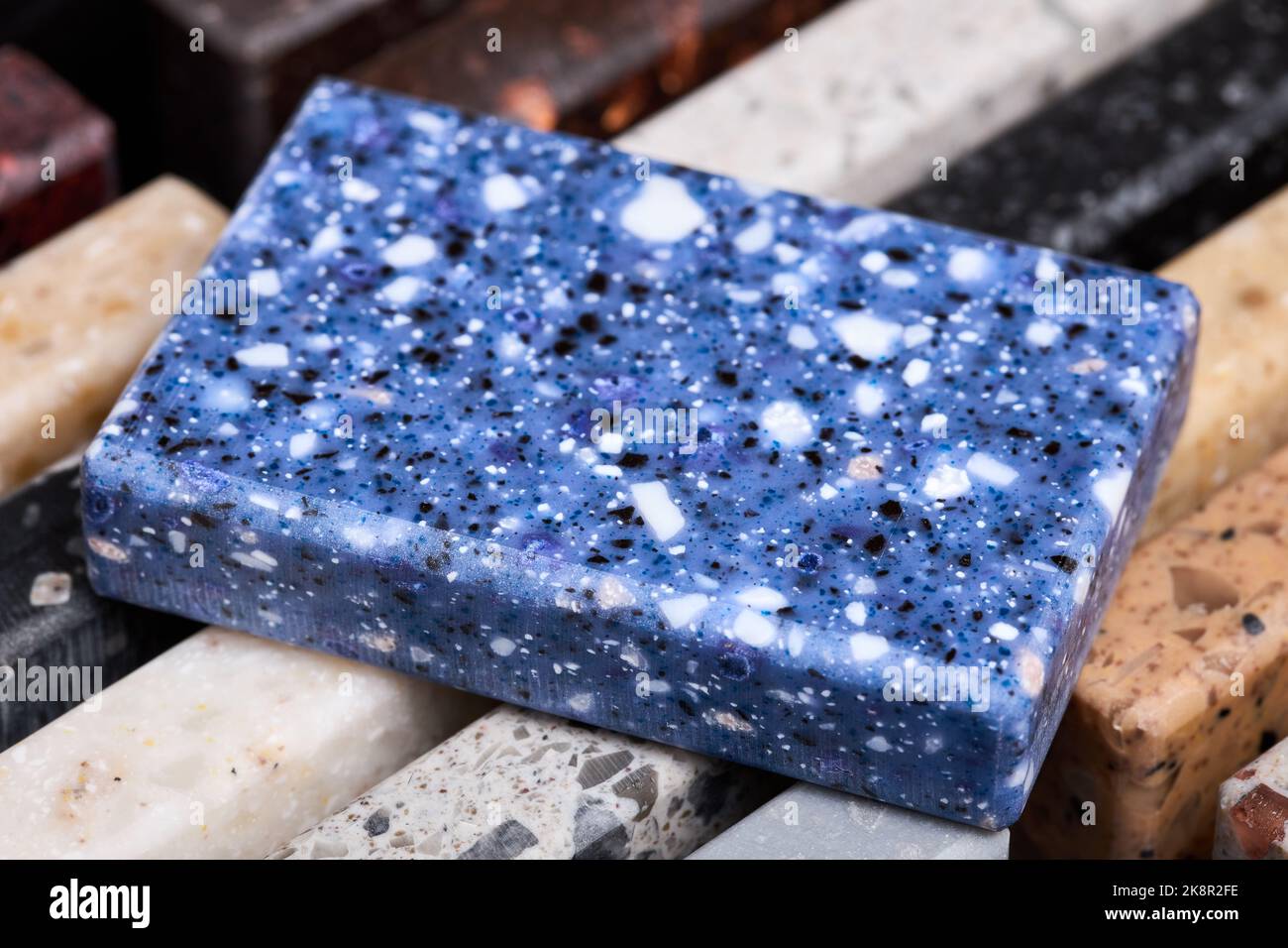 Campioni quadrati in gres blu porcellanato posati sul banco della cucina esempi del futuro esterno della facciata della cucina. Assaggi di lastre di granito naturale Foto Stock