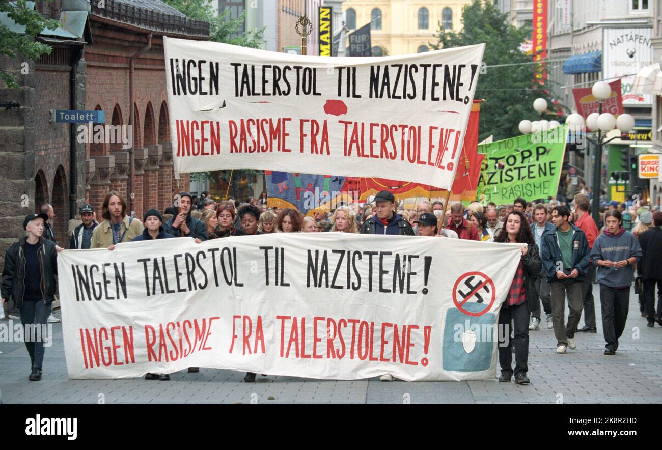 Oslo 19950907: 1000 persone si sono dimostrate contro il neonazismo e il razzismo durante la campagna elettorale di Oslo. Qui il treno dimostrativo viene fotografato in fondo a Karl Johansgate. Foto: Rune Petter Ness Foto Stock