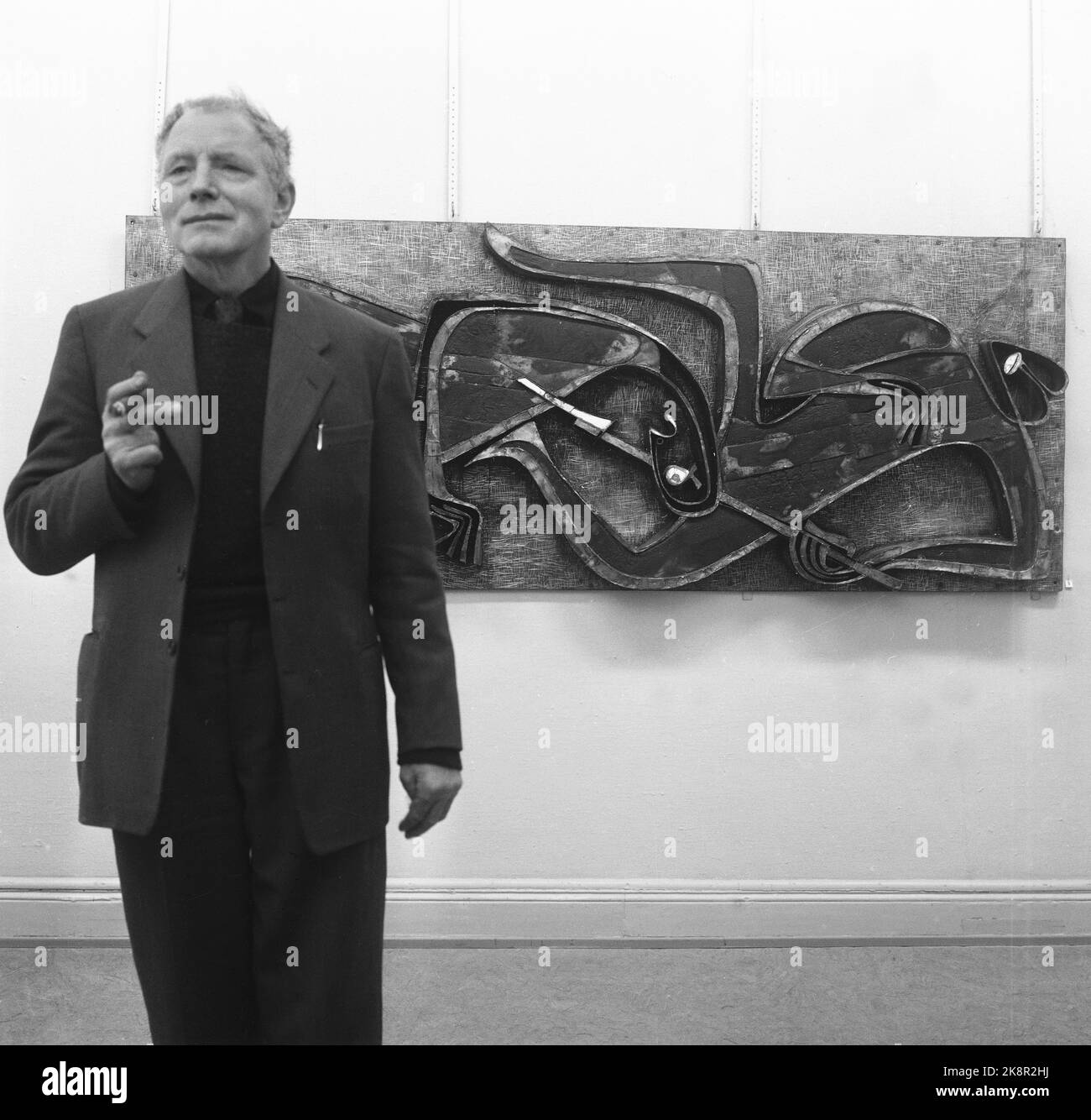 Anguilla in Hallingdal 19580329 artista Rolf Nesch. 'Pace' ha chiamato la sua immagine materiale, fatta di zinco, legno bruciato, ottone, porcellana e vetro specchio. Foto; Aage Storløkken / corrente / NTB Foto Stock