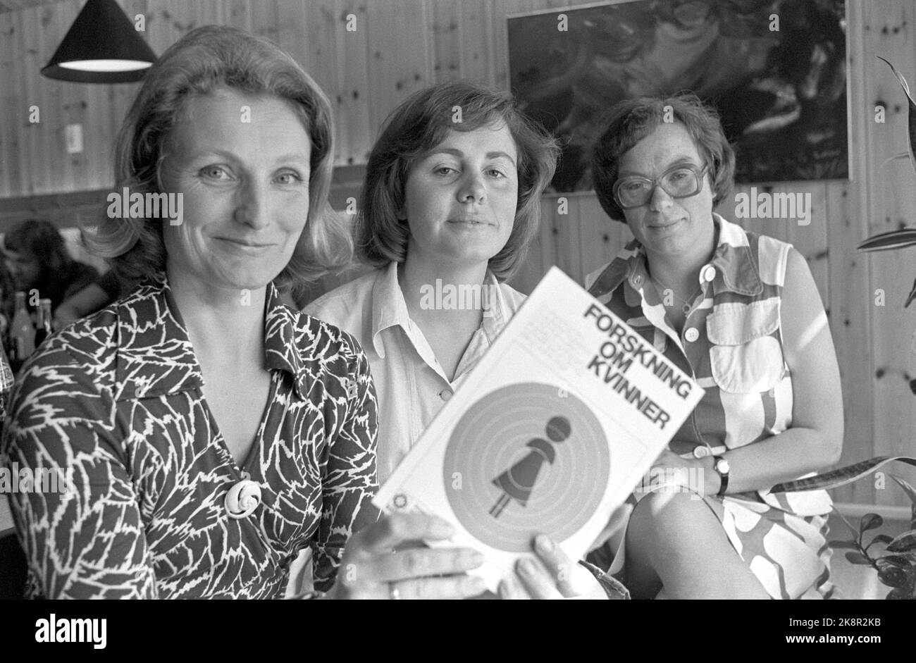 19760621. Ricerca sulle donne. Lo studio Ricerca sulle donne è realizzato da un comitato del Consiglio per la ricerca sulle scienze sociali. Il docente dell'università Hanne Haavind presso l'Università di Tromsø è stato il capo del comitato. Ad esempio: Primo docente Helga Hernes, docente Hanne Haavind e Kari Homboe Ruge di Navf, il Consiglio norvegese per la ricerca scientifica. Foto: NTB Foto Stock