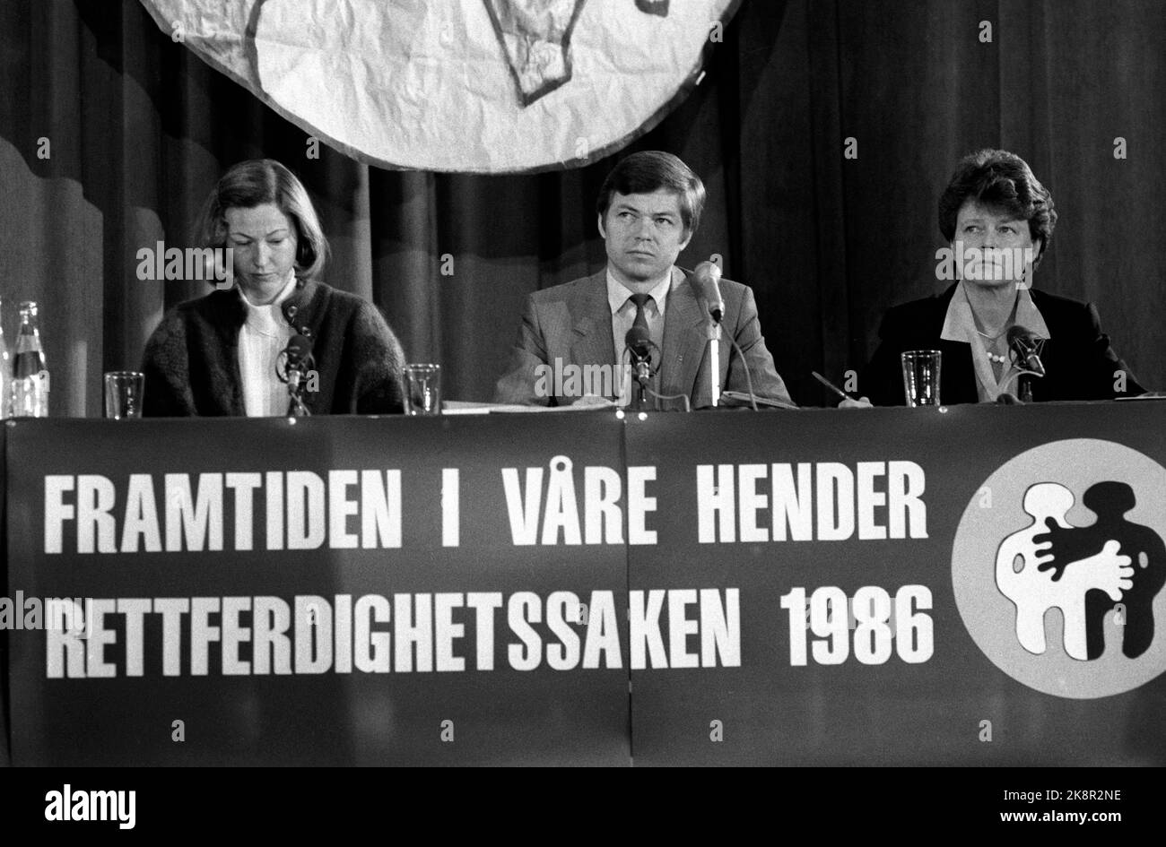 Oslo 19860422. Il futuro nelle nostre mani ha organizzato un caso di giustizia / udienza contro: Kaci Kullmann Five, destra, Kjell Magne Bondevek, KR.F., e Gro Harlem Brundtland, AP, per conto dei loro partiti politici, per non prendere sul serio le difficoltà del mondo povero, e per perseguire una politica che minaccia la base naturale. Foto Morten Hvaal / NTB / NTB Foto Stock