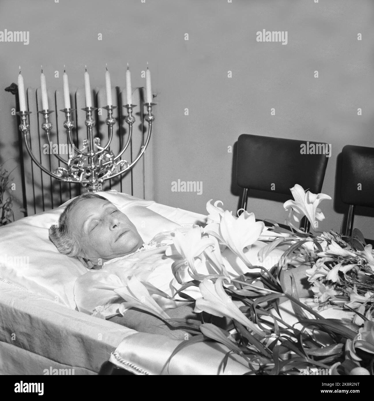 Oslo 195405 morte della principessa ereditaria Märtha. Maschera della morte della Principessa Corona a Rikshospitalet. candelabro a 7 bracci presso la testata. Gigli sul letto. Foto: NTB / NTB Foto Stock