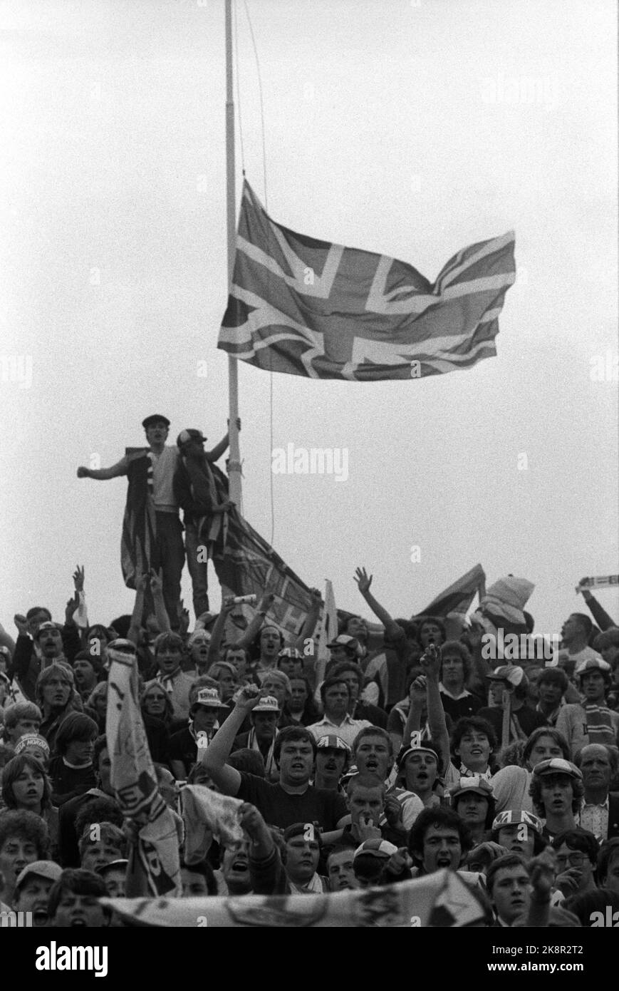 Oslo, 119810909. Coppa del mondo di calcio. Norvegia - Inghilterra 2-1 allo stadio di Ullevål, 23.000 spettatori. Qui i seguaci del calcio inglese sono riusciti ad alzare la bandiera britannica (Union Jack), invece della bandiera norvegese, nella sua parte degli stand. Foto: NTB / NTB Foto Stock