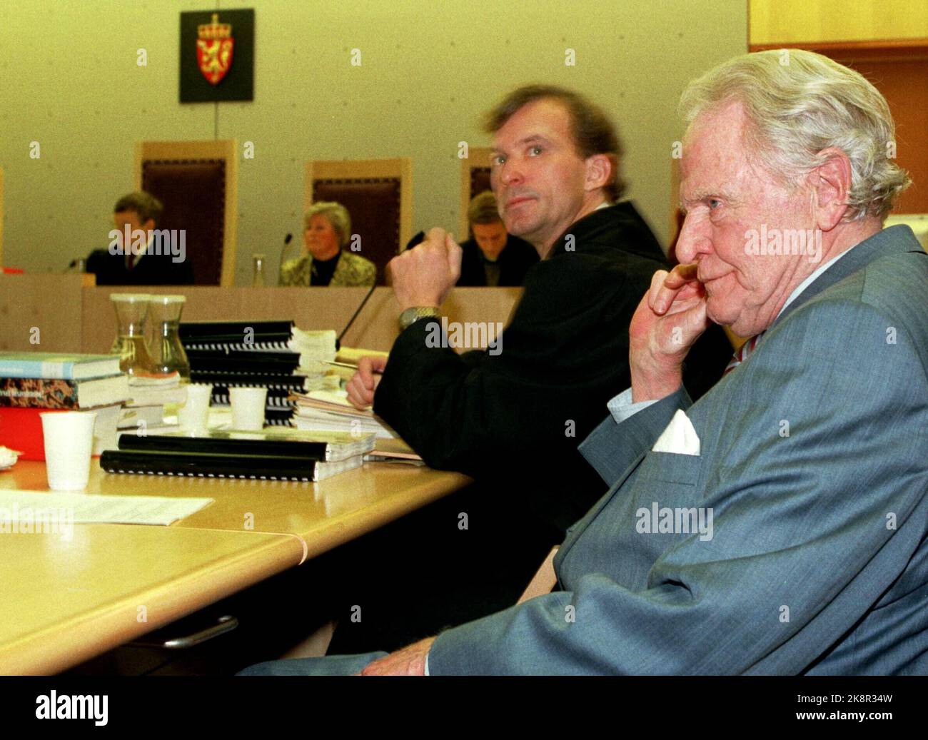 Il procedimento penale contro il medico Christian Sandsdalen (79) inizia presso il Tribunale di Oslo. Questa è la prima volta che un medico deve rispondere in tribunale per aver praticato l'eutanasia attiva. Dietro Adv. Frode Sulland. Foto, Berit Roald / NTB Foto Stock