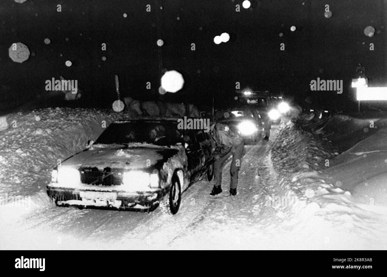 Haugastøl 19900305 tempesta a Hardangervidda. Qui arriva la colonna con le auto Haugastøl, dopo essere seduto sul prato. Foto: Helge Sunde / NTB / NTB Foto Stock