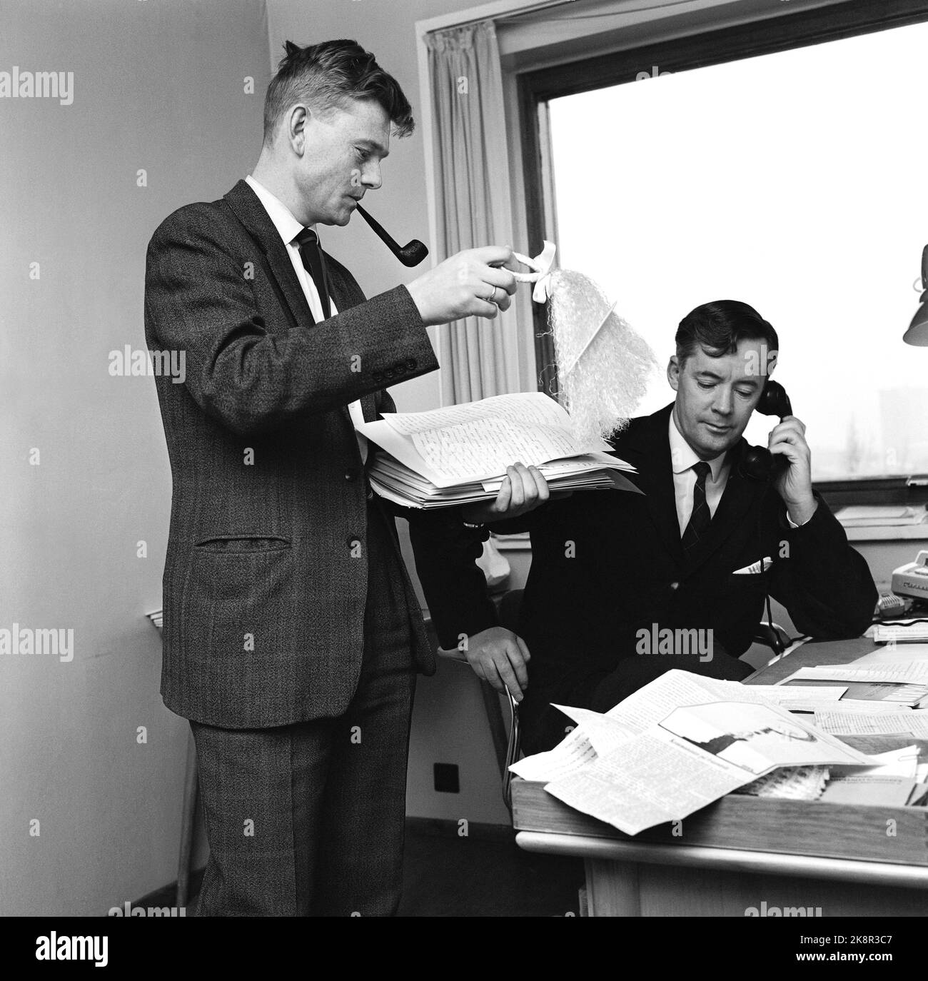 Oslo gennaio 1964 - dibattito politico televisivo al Teatro Centrale di Oslo. "Dove si trova il comunismo?" Il program manager Kjell Arljot Wig si sta preparando per il suo ufficio prima dell'invio. Parlare al telefono. Foto: Aage Storløkken / corrente / NTB Foto Stock