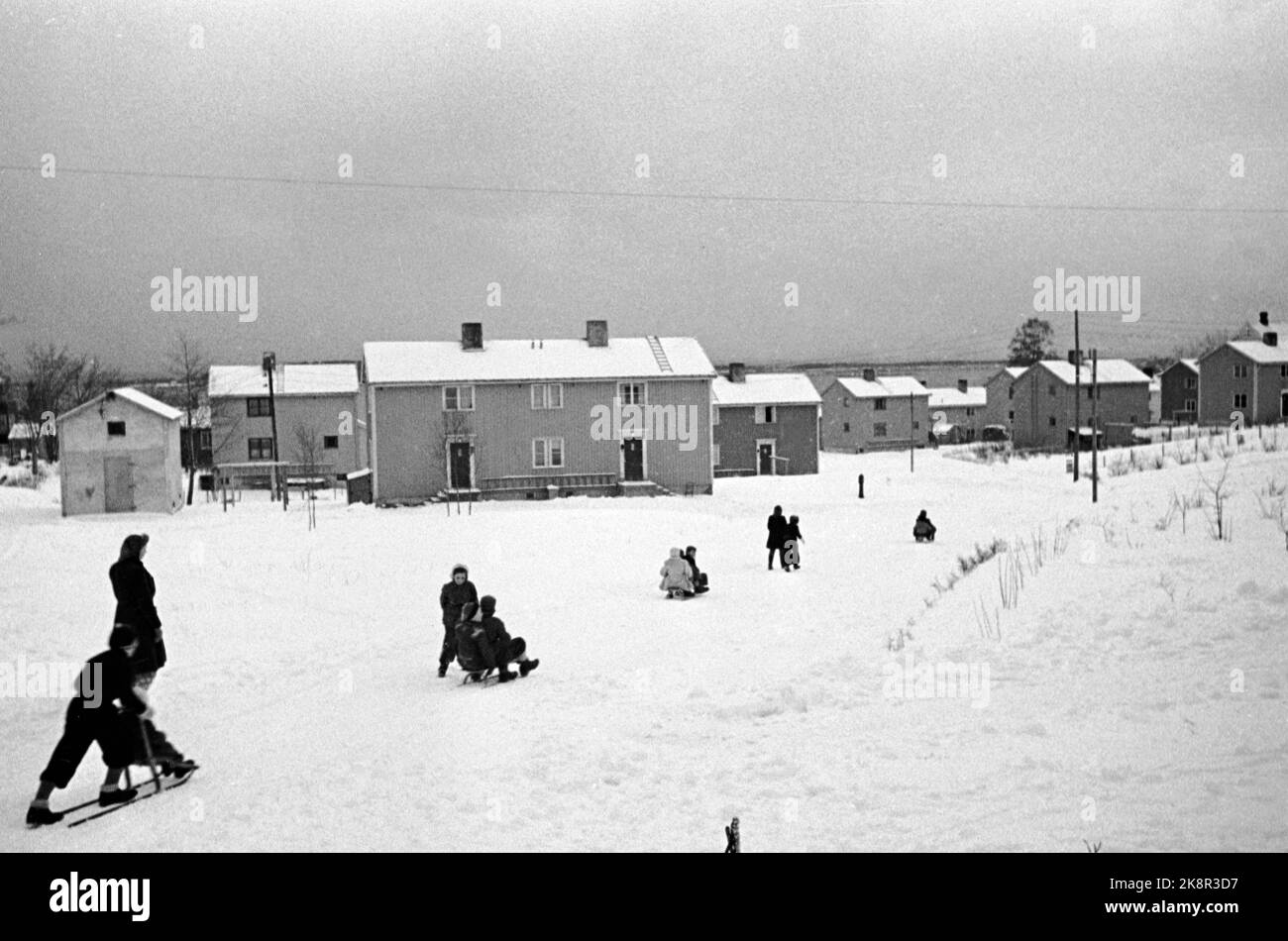 Molde. Ripresa nella Norvegia nord-occidentale in Norvegia dopo la guerra. La foto: "La città svedese" a Molde, inverno 1946. I bambini giocano con sledding e calci nella corsa in slittino. NTB Stock Photo: Ernst, A.R.P.S. / Ntb Foto Stock