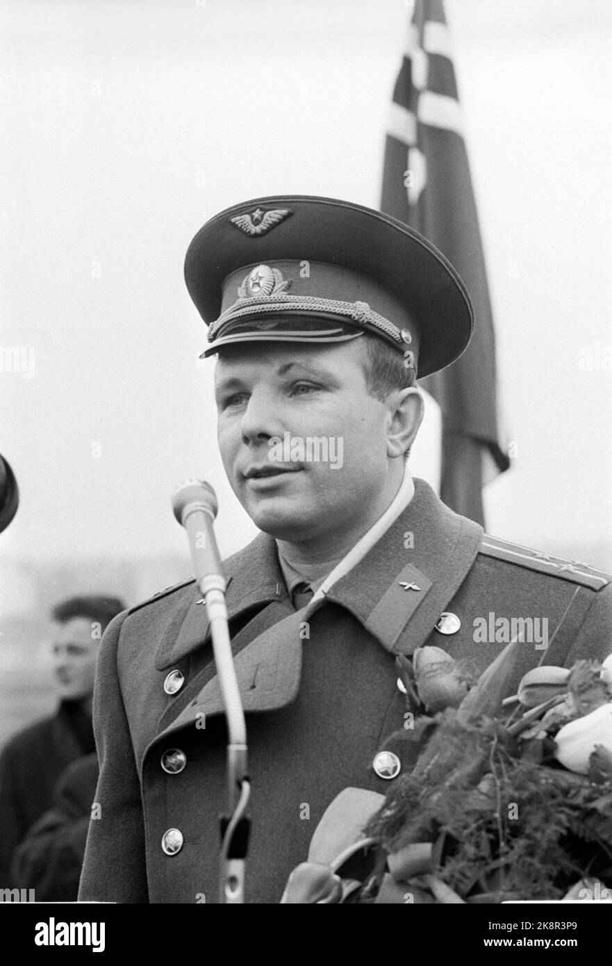 Oslo 19640308. I cosmonauti sovietici Jurij Gagarin (nella foto) e Valerij Bykovsky visitano la Norvegia. Qui Gagarin parla all'arrivo all'Aeroporto di Fornebu. Foto: Arild Hordnes / NTB / NTB Foto Stock