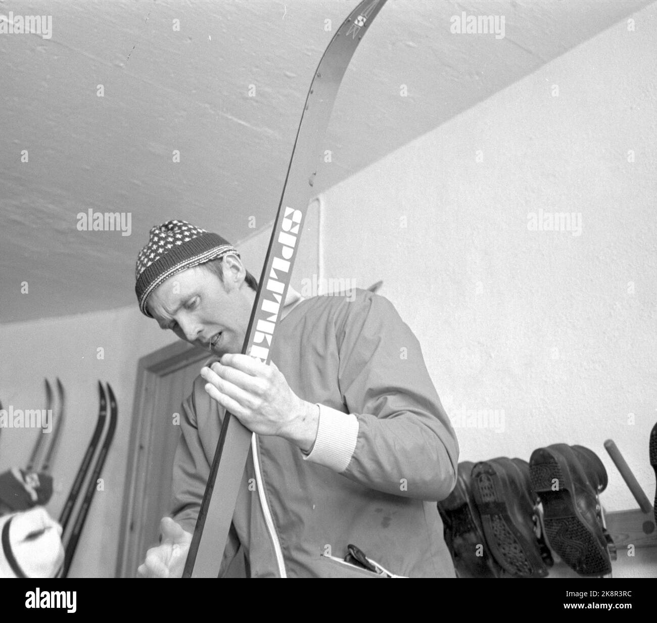 Oslo 19740316 tre impianti di sci norvegesi sono riusciti a produrre sci in fibra di vetro prima della gara di Holmenkollen del 1974. Qui dalla città di lubrificazione dove l'attivo lubrifica gli sci anche a differenza di oggi, dove un'intera squadra lubrifica per loro. Sciare da Splitkein. Foto: Ivar Aaserud / corrente / NTB NB! Foto non trattata Foto Stock