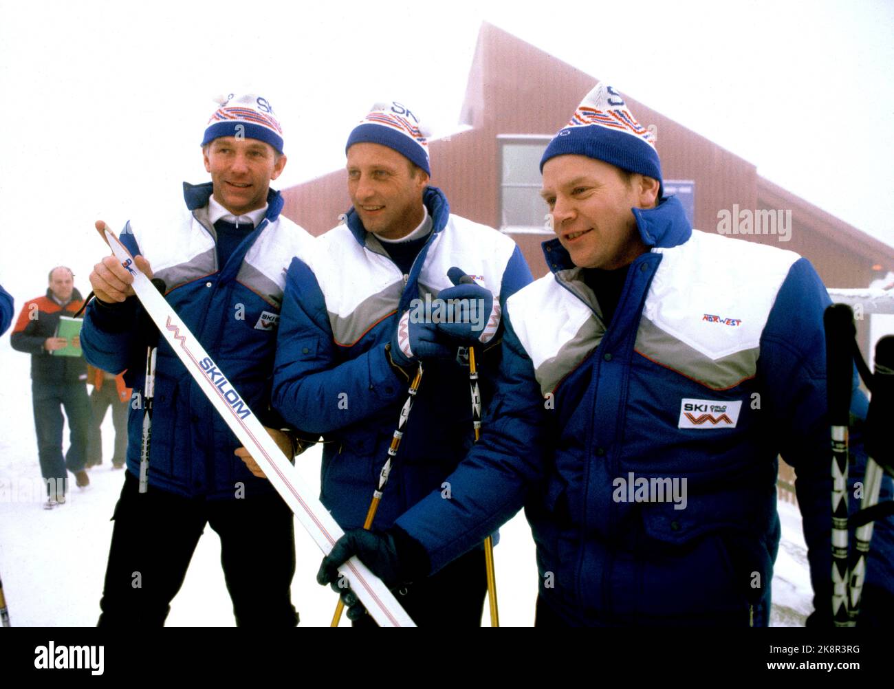 Oslo 19820209: Coppa del mondo di sci. Il comitato organizzativo durante la Coppa del mondo di sci di Oslo. Dal presidente di sinistra dell'associazione sciistica Johan Baumann, il principe ereditario Harald e Rolf Nyhus nell'associazione sciistica indossando gli abiti ufficiali della Coppa del mondo. Foto: Henrik Laurvik / NTB Foto Stock