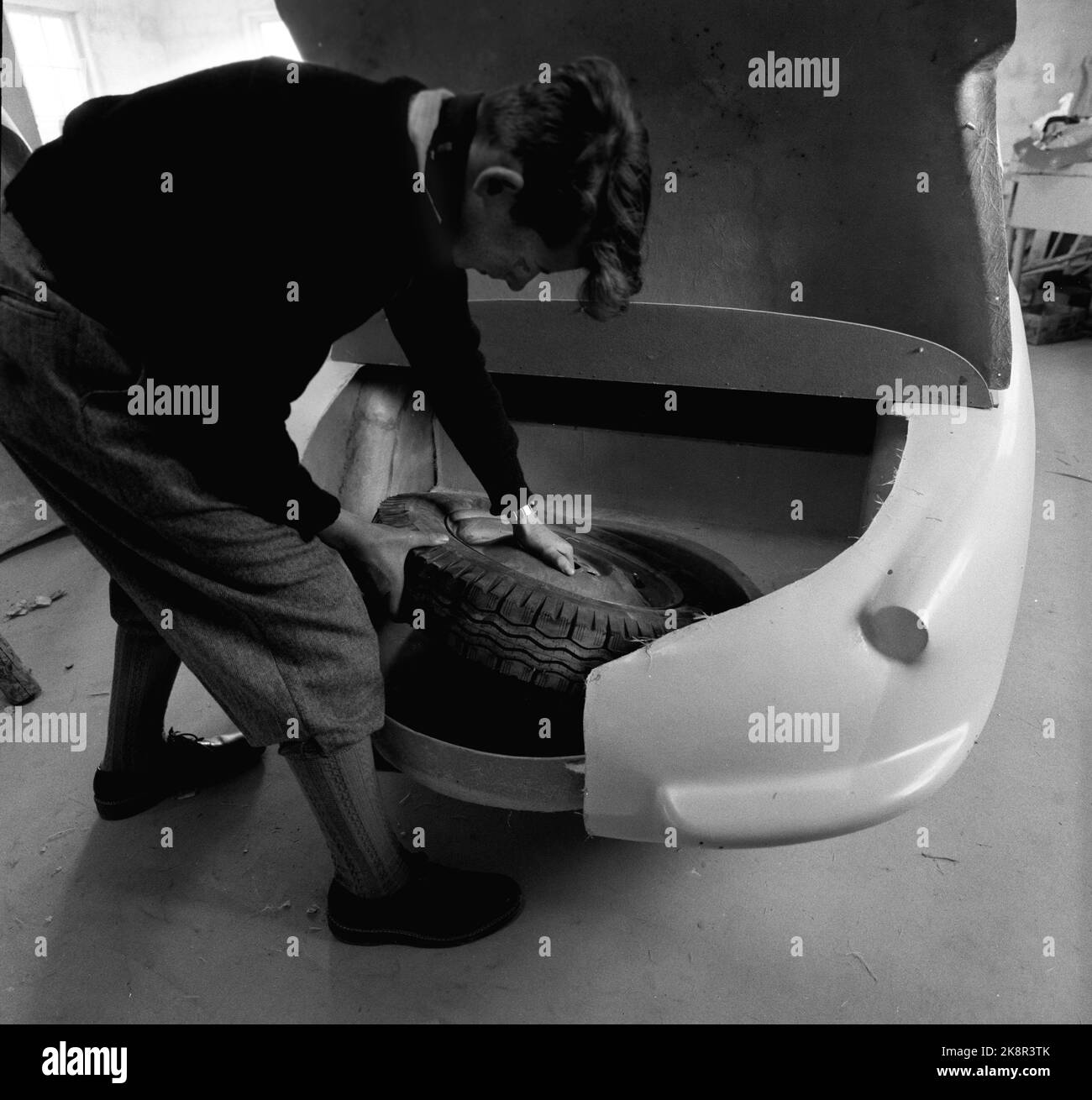 LUNDE in Telemark, 1956. Produzione del troll norvegese. Qui la ruota di scorta nel vano bagagli. Foto: Sverre A. Børretzen/ NTB/ NTB Foto Stock