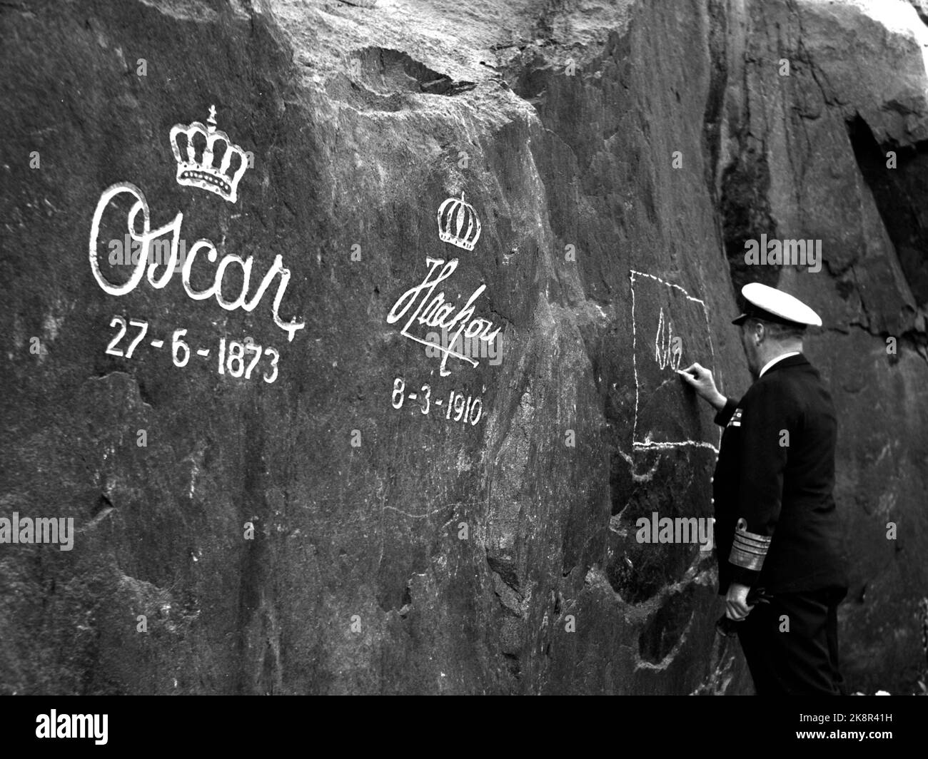 Lofoten Agosto 1959. Re Olav durante il viaggio nella Norvegia settentrionale l'anno dopo la firma. Scrive il suo nome sulla parete di montagna nell'Oscarskaret accanto al re Oscar e al re Haakon. Foto stock NTB / NTB Foto Stock