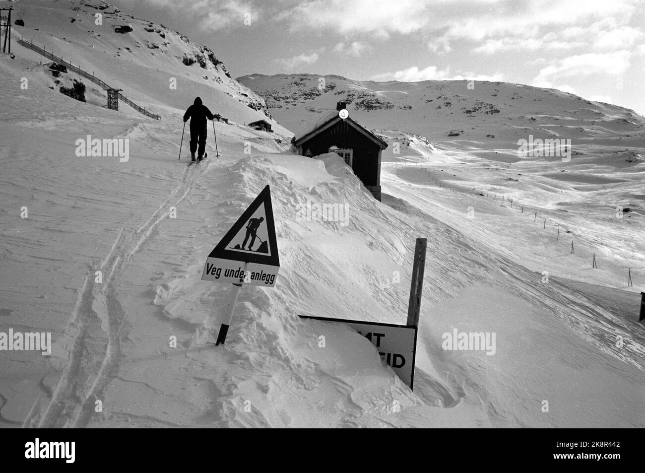 Haukeli 06.03.1965: Strada invernale attraverso la montagna. I lavoratori che costruiscono la strada di un anno su Haukeli vivono in una città caserma che è sepolta sotto la neve, e il loro posto di lavoro è lontano nella montagna nera. In tre anni, la seconda strada della Norvegia, che va da est a ovest, è pronta per essere utilizzata. Gli attuali dipendenti hanno visitato la banda del tunnel nelle corsie centrali. Qui dal cantiere. Foto: Sverre A. Børretzen / corrente / NTB Foto Stock