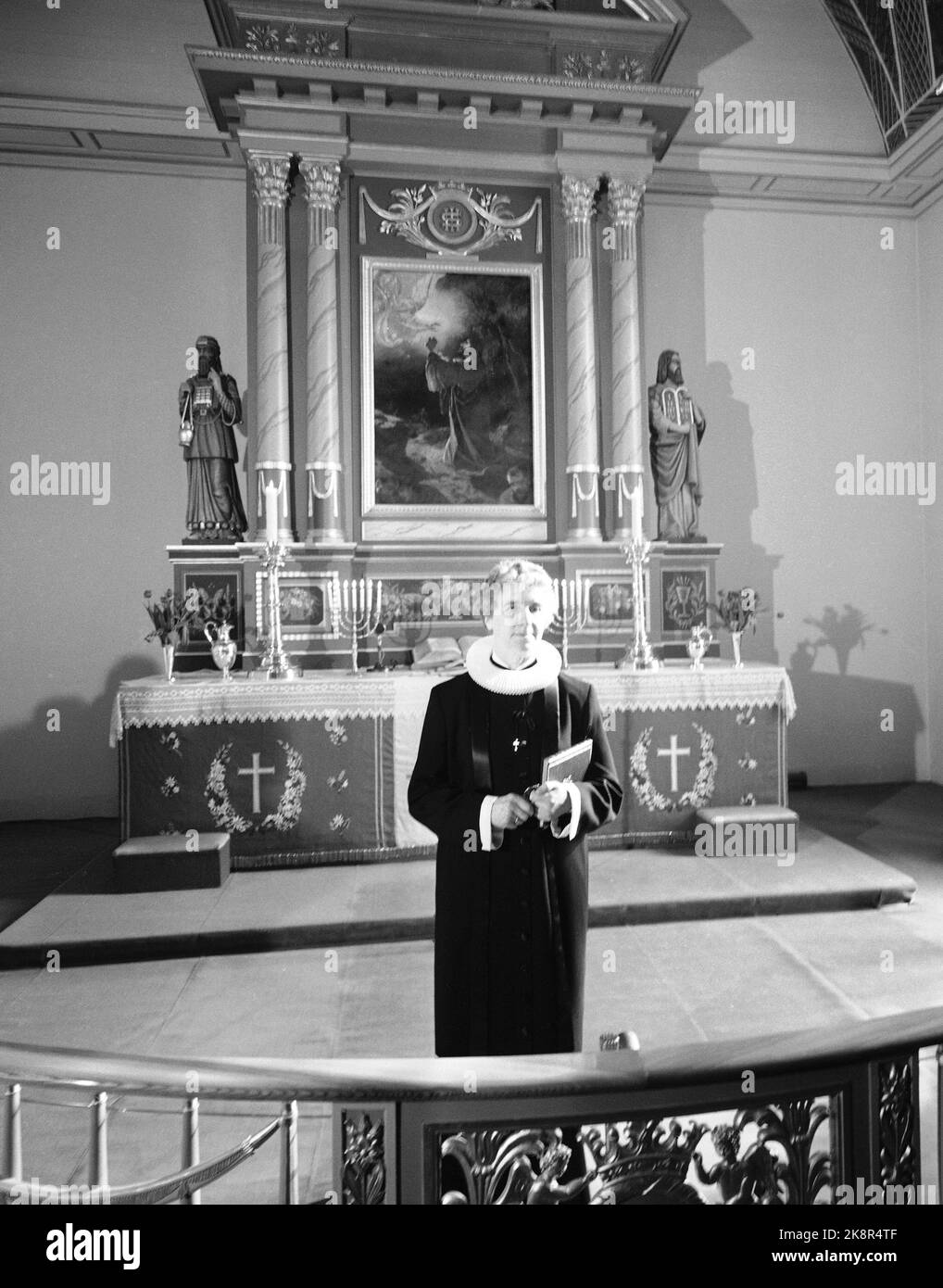 Vang chiesa il 19 marzo 1961. Ingrid Bjerkås, il primo sacerdote norvegese. Qui in relazione all'ordinazione nella chiesa di Vang il 19 marzo 1961. Foto: Aage Storløkken / corrente / NTB Foto Stock