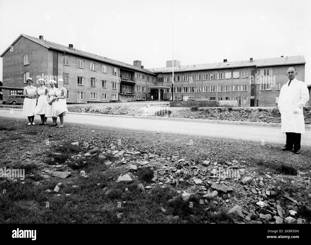 Vardø 1962. La scarsità di malattia è grande nella città e l'aiuto della sorella deve essere usato nella misura più grande possibile. Qui servono dieci sorelle istruite, dice. Qui infermieri ausiliari fuori dall'ospedale, un medico t.h. Foto: Ivar Aaserud / corrente / NTB Foto Stock