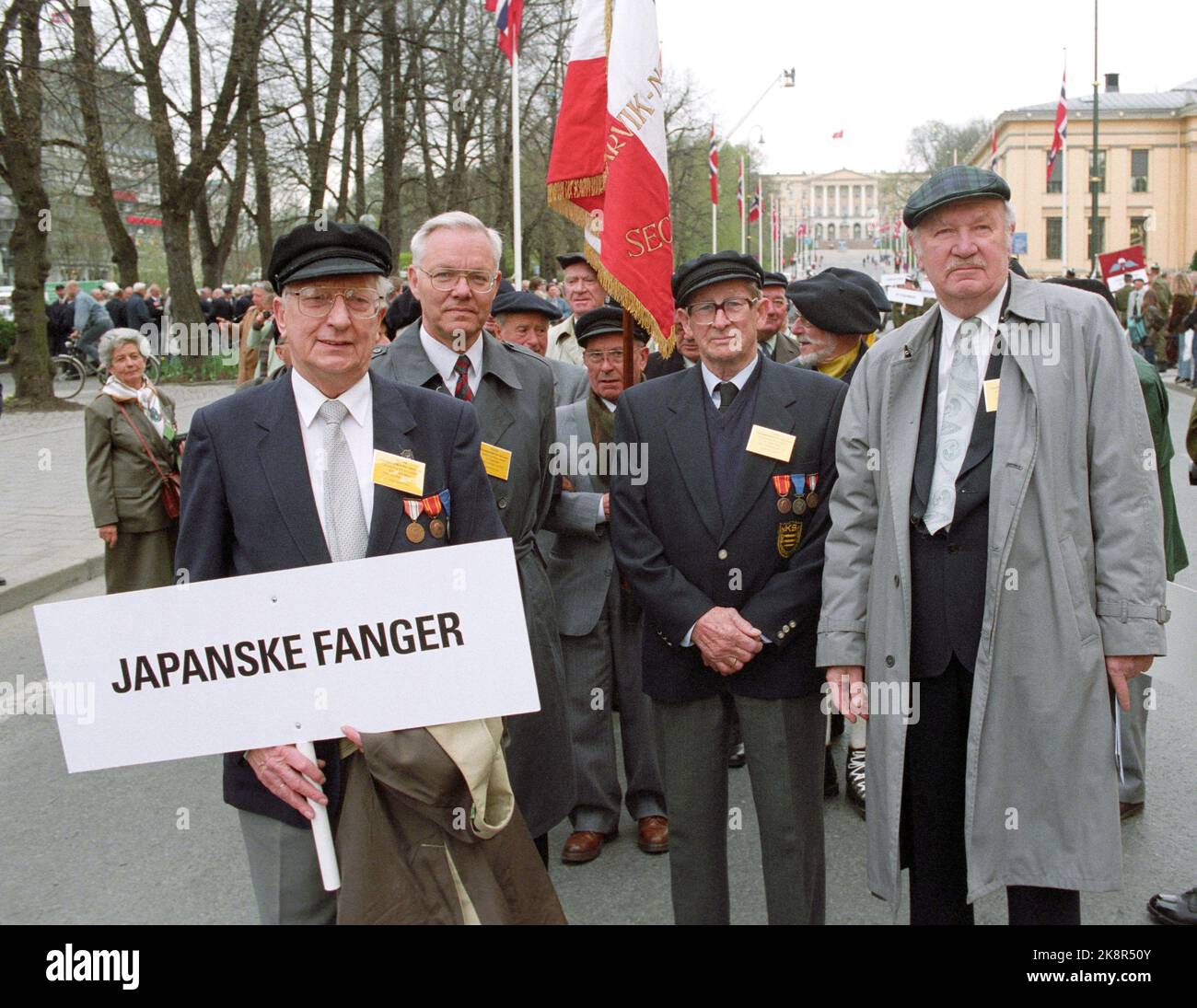 Oslo 199508. L'anniversario della liberazione, - 50 anni dalla liberazione dopo la seconda guerra mondiale maggio 8. La parata veterana a Karl Johan, panoramica con il castello sullo sfondo. Karl Johan decorato con bandiere norvegesi. Qui vediamo i veterani di guerra sotto la parata con il poster "prigionieri giapponesi". Foto: Per Løchen NTB / NTB Foto Stock