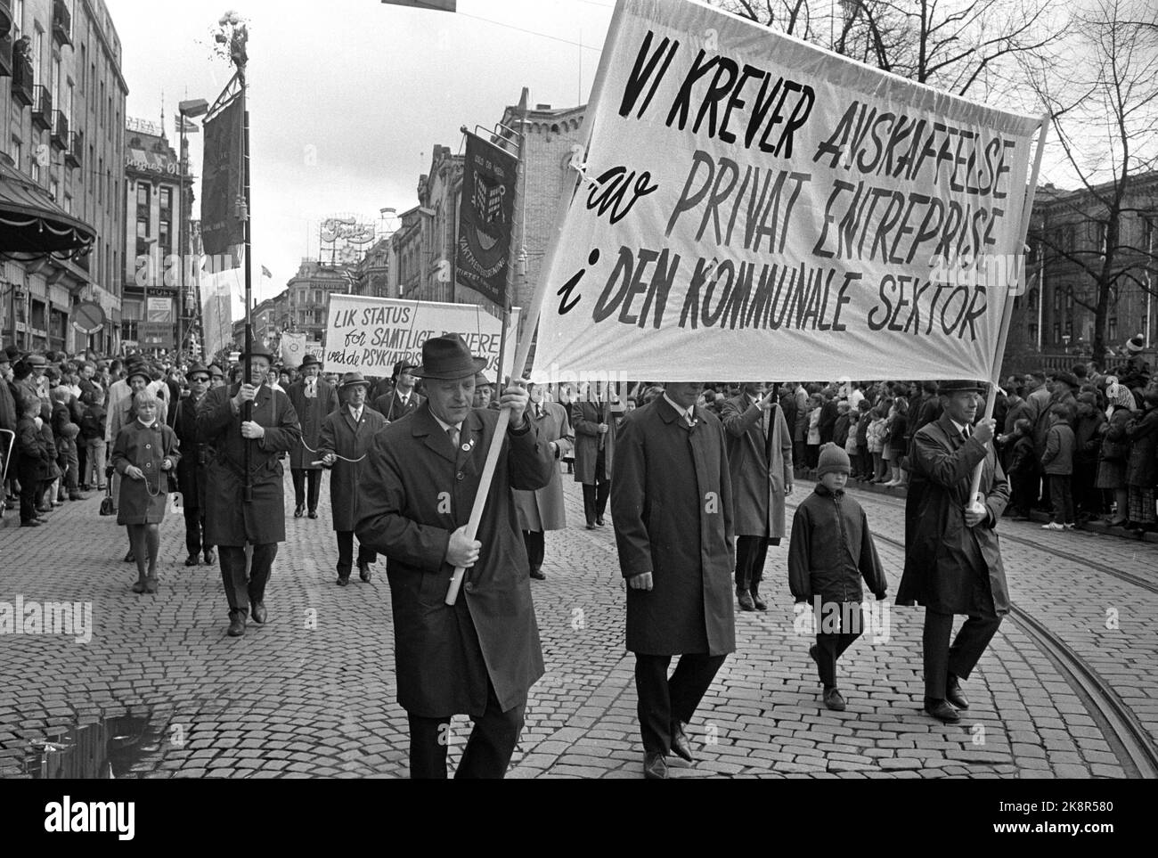 Oslo 19670501 1st maggio treno / dimostrazione a Oslo. Formazione dimostrativa con poster e password. Ecco uno dei paroles 'abbiamo bisogno dell'abolizione della costruzione privata nel settore comunale' Foto: NTB / NTB Foto Stock