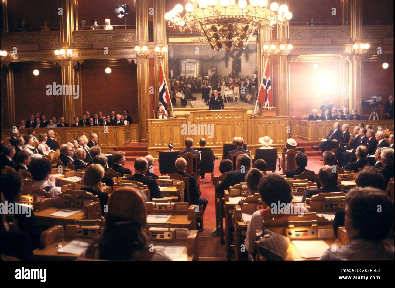 Oslo 19800607. La celebrazione di Storting del 75th° anniversario della risoluzione dell'Unione. Tre generazioni della famiglia reale erano presenti durante la celebrazione. Il politico Guttorm Hansen sul pulpito nella Storting decorato con bandiere norvegesi. La famiglia reale si trova al centro di fronte. Foto: Erik Thorberg NTB / NTB Foto Stock