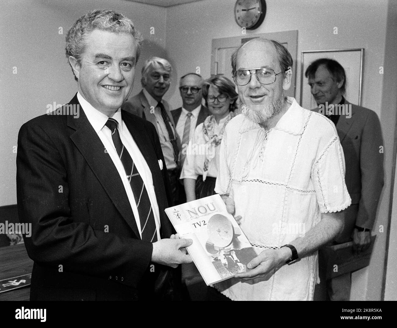 Oslo 1985-05: TV-2 la raccomandazione / indagine della commissione (NOU) è stata consegnata al ministro della cultura Lars Roar Langslet (t.v.) dal presidente della commissione Thor Bjarne Bore. Foto: Henrik Laurvik Foto Stock