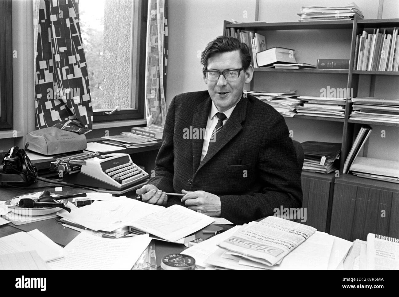 Oslo nell'estate del 1964: Quando verrà introdotta l'assicurazione nazionale, essa interesserà tutti i norvegesi in modi diversi, ma che cosa costerà a ciascun cittadino e che cosa fornirà? Il Segretario di Stato del Ministero degli Affari sociali Bjørn Skau risponde alle domande sulla pensione pubblica. Foto: Ivar Aaserud / corrente / NTB Foto Stock