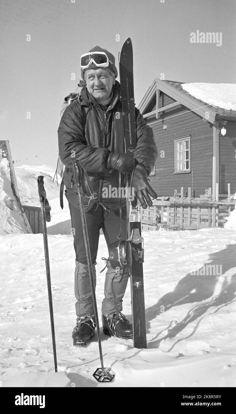 Hallingskeid 19720401 la Norwegian Tourist Association organizza qualcosa che chiamano Turveke ad Hallingskeid. Affittano la casa in pietra di NSB che era originariamente una caserma di costruzione per i ragazzi che costruirono la ferrovia di Bergen, e questa casa è la più comoda delle cabine incustodite dell'associazione turistica. Immaginazione; John Jackson dall'Inghilterra, i vecchi piloti di guerra, gli arrampicatori esperti dall'Himalaya, dalle Alpi e dalla Groenlandia, sono molto eccitati. Foto; Sverre A. Børretzen / corrente / NTB Foto Stock