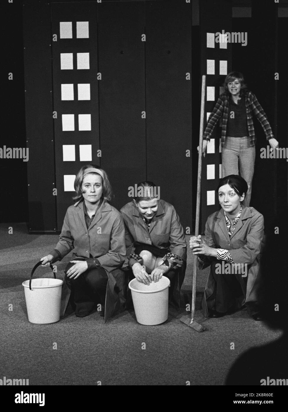 Oslo 19740126. Il Teatro Nazionale ha istituito il Girl Act. Si tratta di uguaglianza delle donne sul posto di lavoro in casa e oppressione nella società, che decidono di sciopero. Nel gioco incontriamo quattro donne. Tre di loro sono lavatrici e autisti di gru. I due attori maschi Lars Andreas Larssen e Eilif Armand suonano mariti e rappresentanti d'affari. Qui dalla prima a Romsås dove è stato imballato, ma sono promesse un'altra prestazione. Nella figura (F.) Ann-Marie Ottersen, Veslemøy Haslund e Katja Medbøe. Sul retro si trova Frøydis Armand. Foto: Aage Storløkken corrente / NTB Foto Stock