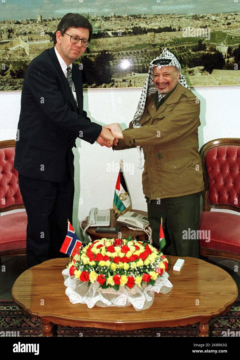 Gaza. Il Ministro degli esteri Bjørn Tore Godal è stato ben accolto da un malato Yassir Arafat a Gaza martedì 14 maggio. (Foto NTB: Lise Åserud) Foto Stock