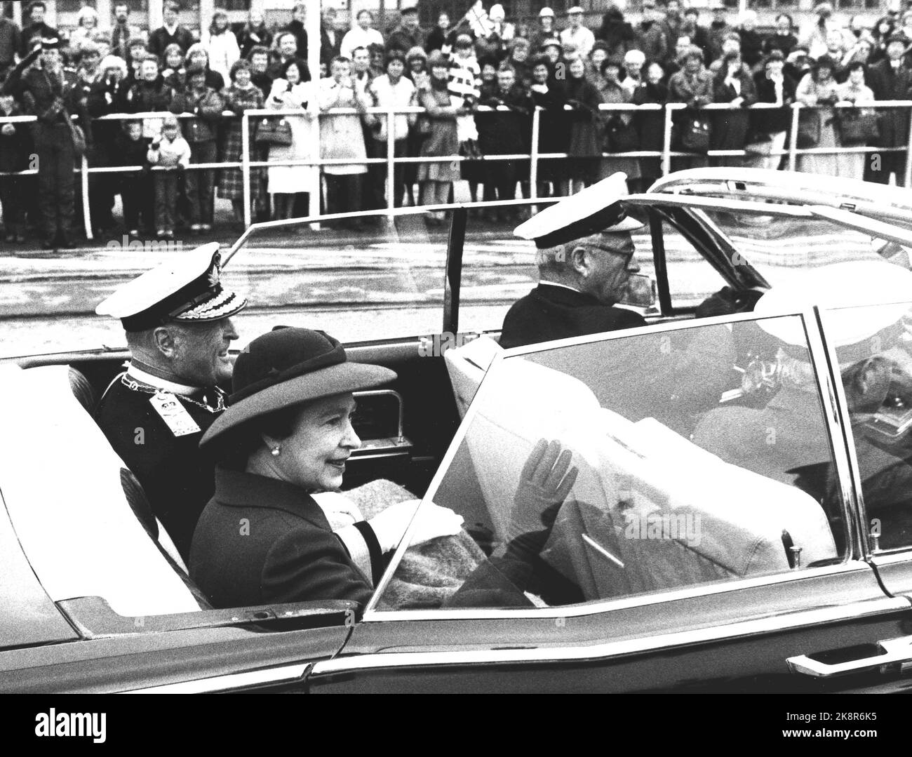 Oslo 19810505. Regina Elisabetta in Norvegia in visita di stato con suo marito Principe Filippo. La regina Elisabetta e il re Olav sono guidati in un'auto aperta dal Honnørbrygga al castello dopo l'arrivo. La regina si lancia verso le persone che sono arrivati lungo il percorso che la scorciatoia corre. Sorridente. Foto: Vena Hammerstad / NTB / NTB Foto Stock