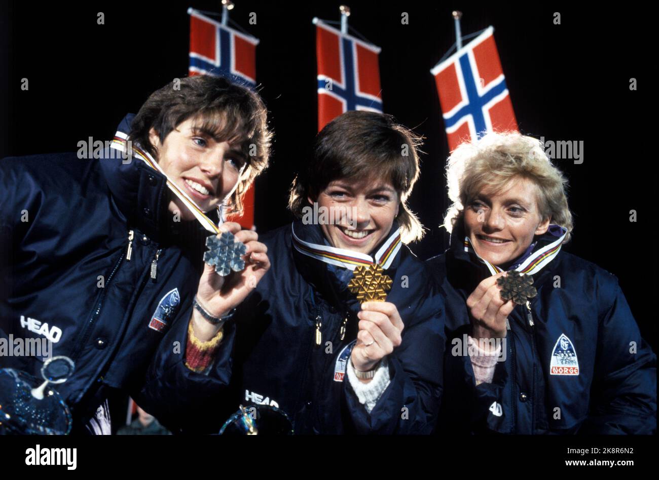 Seefeld, Austria, 1985-01: Coppa del mondo di sci. La Coppa del mondo del 1985 è stata, almeno fino ad allora, il più grande campionato di successo per lo sci norvegese. In totale, gli atleti norvegesi hanno preso 15 medaglie, di cui 5 oro, 5 argento e 5 bronzo. Foto: 8 delle medaglie sono andate alle ragazze. Il trionfo più grande è stato probabilmente 20 km di donne, dove la Norvegia ha preso tutti i primi 4 posti. Qui (al centro) Grete Ingeborg Nykkelmo (oro), Brit Pettersen (argento) e Anette Bøe (bronzo). (Berit Aunli ha preso il 4th° posto, non nella foto). Bandiere norvegesi sullo sfondo. Foto: Inge Gjellesvik / NTB Foto Stock