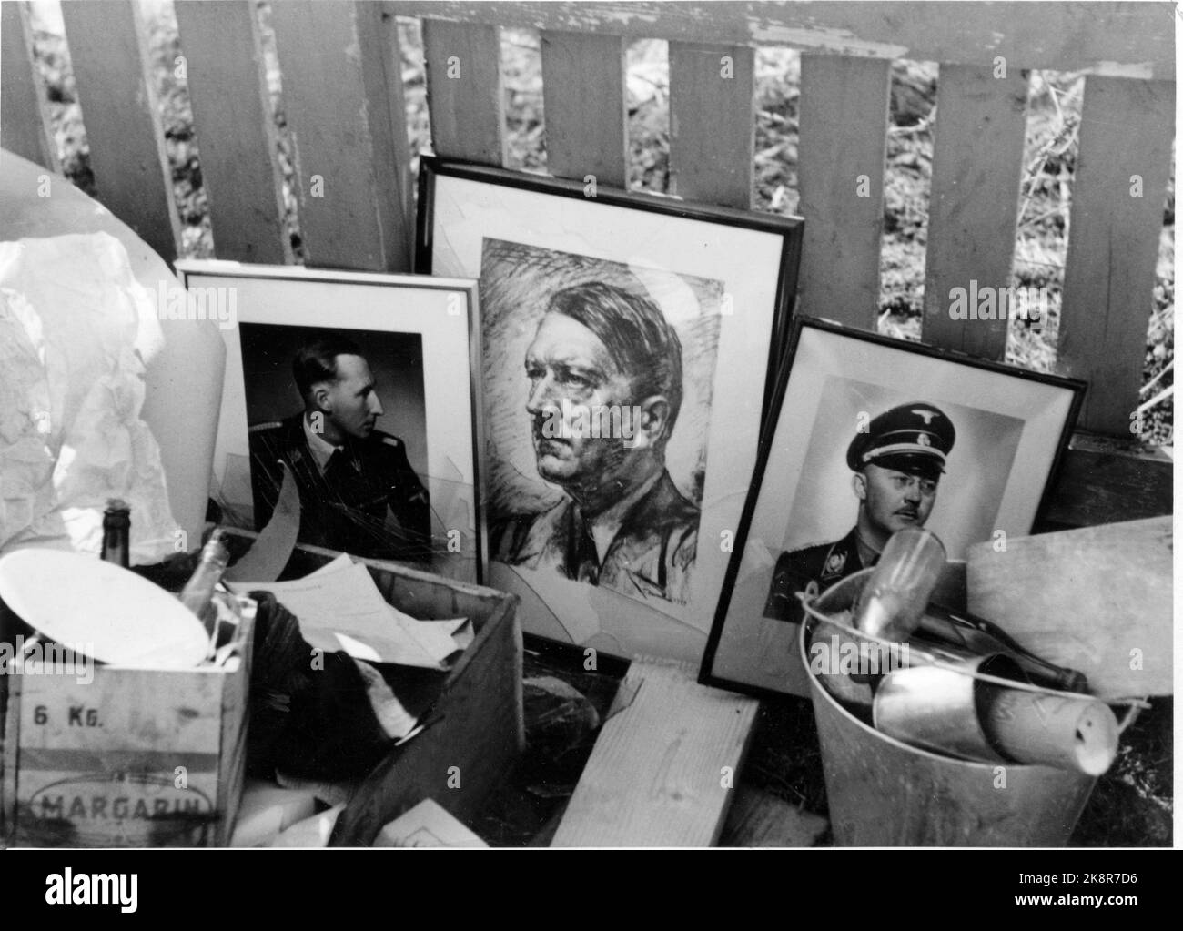 Tromsø 1945: Le Giornate della Pace 1945 maggio. Le immagini di Hitler e di altri leader tedeschi sono gettate sul mucchio di scarti. Foto: Winsnes / NTB / NTB Foto Stock