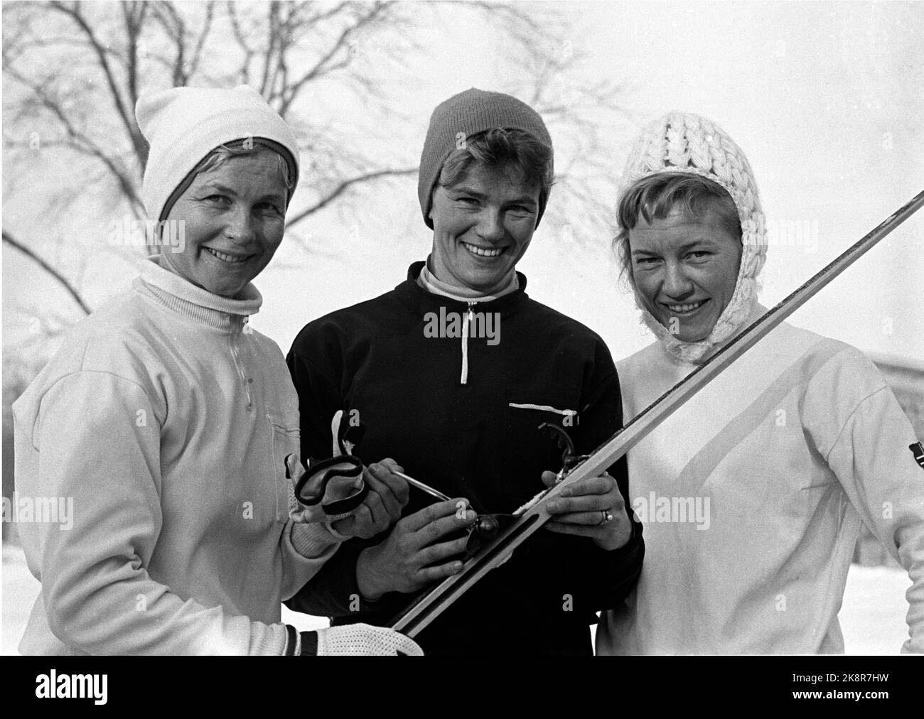 Oslo 19670108 Monolittrennet nel Parco Frogner. Qui il vincitore della corsa femminile, Barbro Martinsson, Svezia insieme a Toini Gustafsson, Svezia (TV) che divenne il numero 2 e la norvegese Berit Mørdre che divenne il numero 3. Foto: NTB / NTB Foto Stock