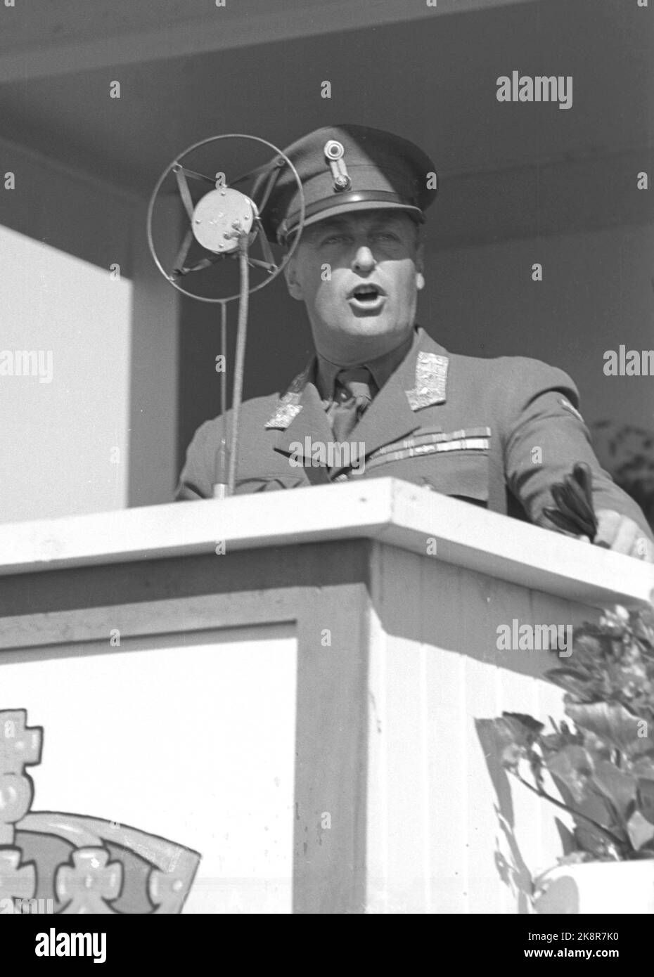 Namsos 194608. Il principe ereditario Olav visita Namsos per osservare il restauro del sito dopo la seconda guerra mondiale Qui vediamo il principe ereditario parlare. Microfoni. Archivio NTB / ntb Foto Stock