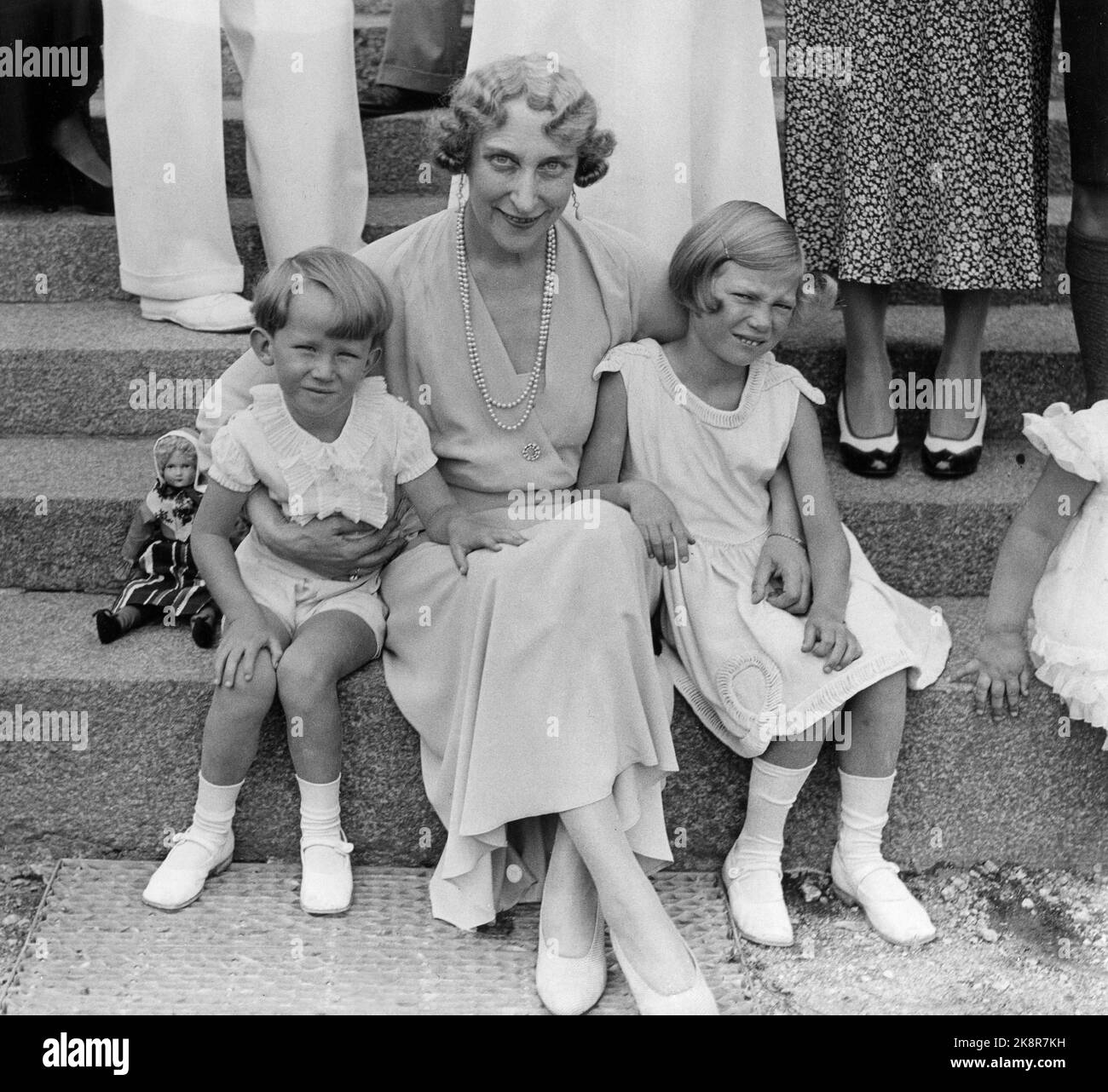 Getå, Åby, Svezia. Principessa Ingeborg con due dei suoi nipoti, il principe ereditario Baudouin (successivamente re del Belgio) e la principessa Josephine-Charlotte (successivamente Granduchessa di Lussemburgo). La foto è stata scattata a Fridhem, la residenza estiva della principessa Ingeborg e del principe Carl. Anno stimato: 1936 (ca.) (L'archivio non contiene altro testo). Foto: A. B. testo e immagini Foto Stock