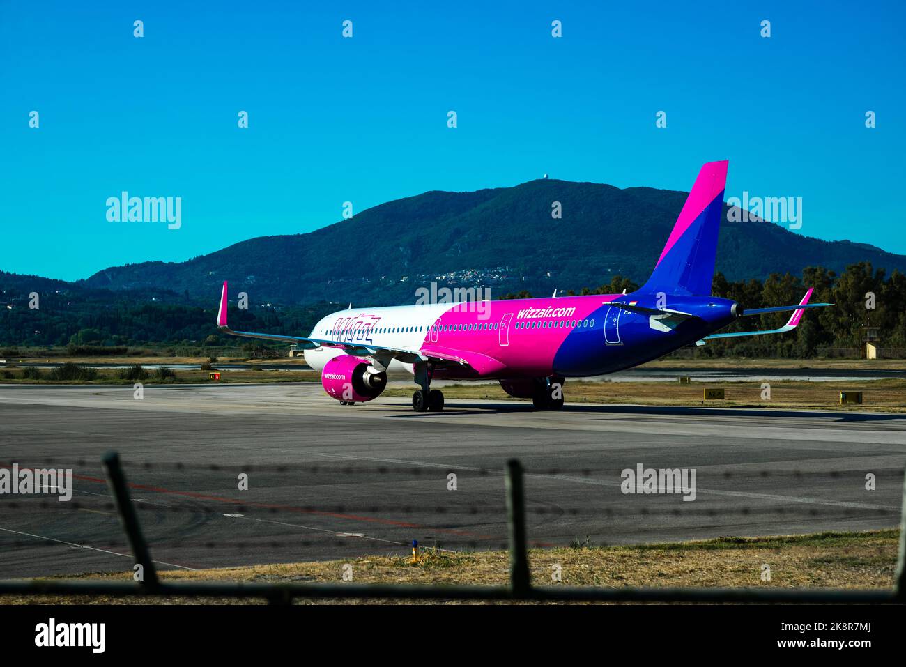 Kerkyra, Grecia - 09222022:WIZZ AEREO in preparazione per il Takeoff all'aeroporto di Corfù Foto Stock