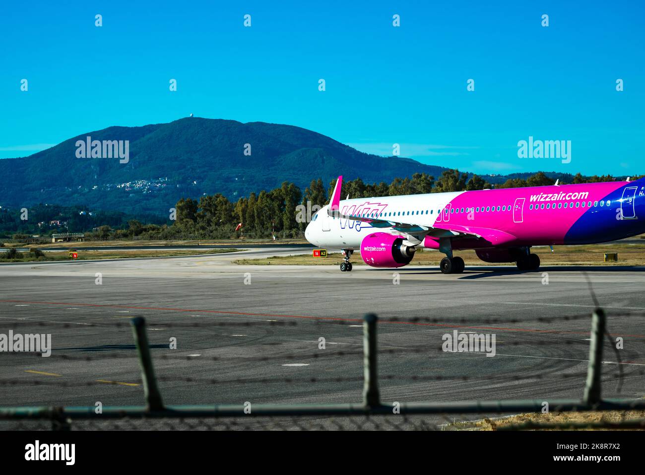Kerkyra, Grecia - 09222022:WIZZ AEREO in preparazione per il Takeoff all'aeroporto di Corfù Foto Stock