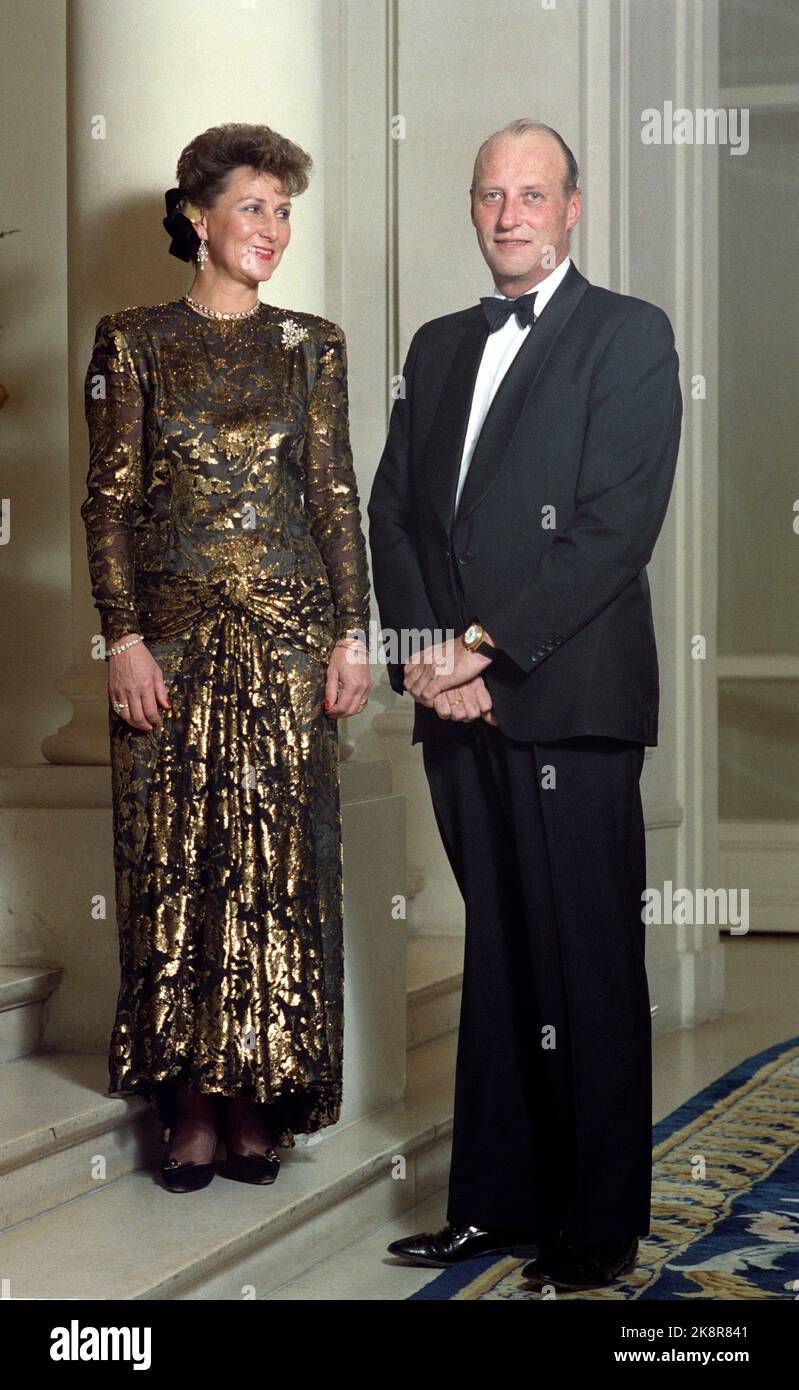 Parigi Francia 19881118. La coppia del principe ereditario in visita ufficiale in Francia. Il Principe Corona Sonja e il Principe Corona Harald a Galla presso l'Hotel Ritz. Sonja in abito broccato oro. Foto: Morten Hval / Bjørn-owe Holmberg NTB / NTB Foto Stock