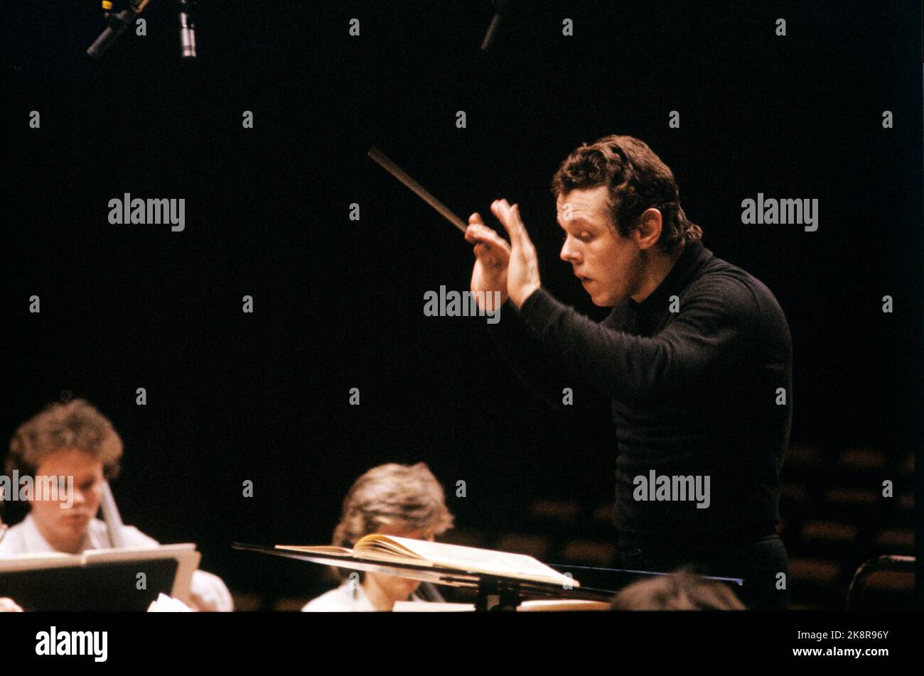 Oslo 19860416 direttore Mariss Jansons in azione mentre regia l'Orchestra Filarmonica di Oslo. Foto: Henrik Laurvik / NTB Foto Stock